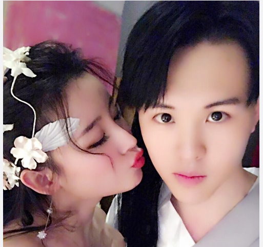 张玮杨烨合照显恩爱 诠释爱情要有勇气要坚持