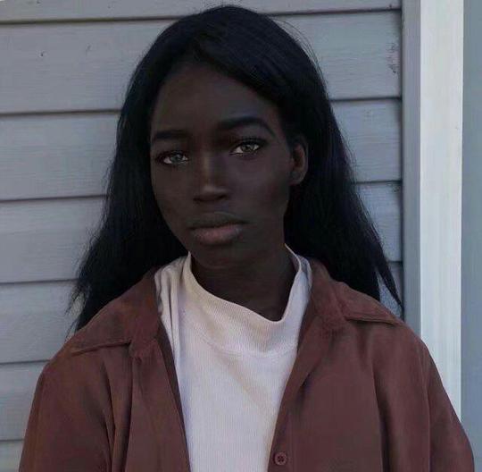 她是非洲史上最美的女孩五官精致皮肤黑如碳