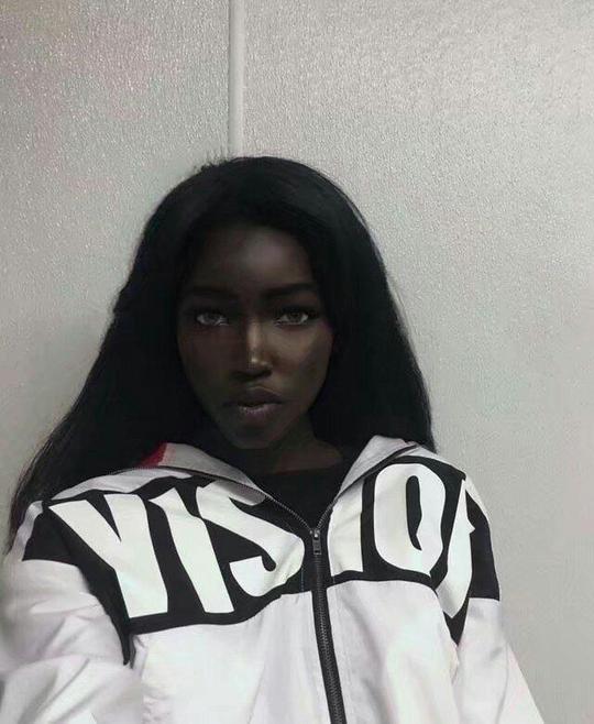 她是非洲史上最美的女孩五官精致皮肤黑如碳