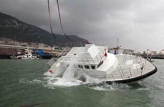 能追上航母的海上不倒翁,中国最大的自动扶正巡逻艇