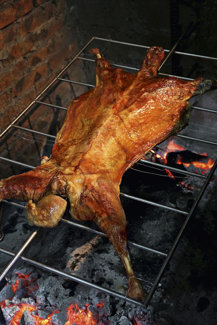 内蒙驻京办:最地道的"烤全羊"舌尖上草原饕餮之旅