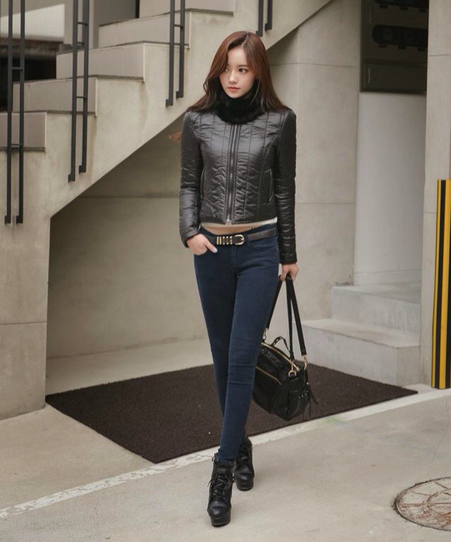 孙允珠紧身低腰牛仔裤,藐姑射之山 有神人居焉