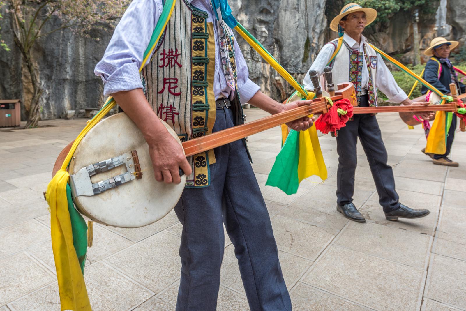 在石林景区里,随时能感受到撒尼人的热情,他们身穿民族服饰,演奏民族