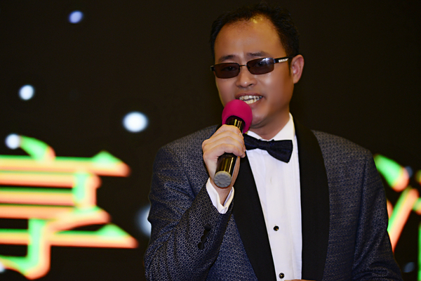 6767鹏城网讯:最近刷遍朋友圈的《客家人系有料》赖辉自从音乐mv