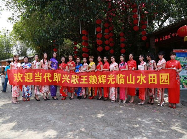 赖辉现场即兴演唱赖辉告诉我,他是梅州五华人客家,小时候学过戏,唱过