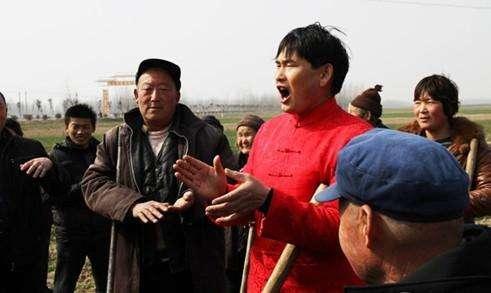 朱之文捞金走穴,与女主持人唱歌,结果晕倒在台上了