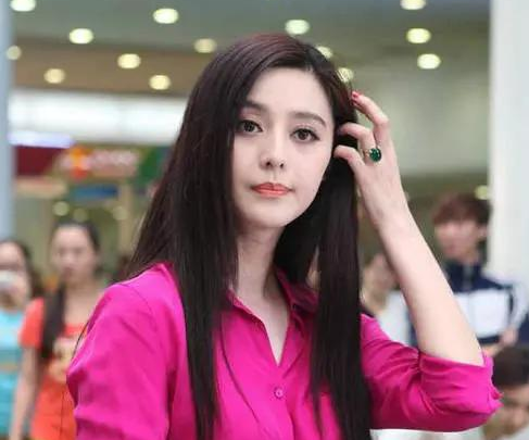 范冰冰佩戴了一个神秘的翡翠戒指,从不离身.