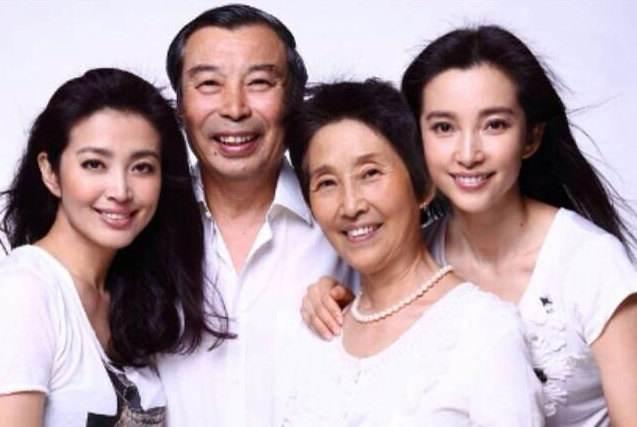 李冰冰不仅遗传父母的好基因,而且这一家人长得好似复制粘贴3次,清一
