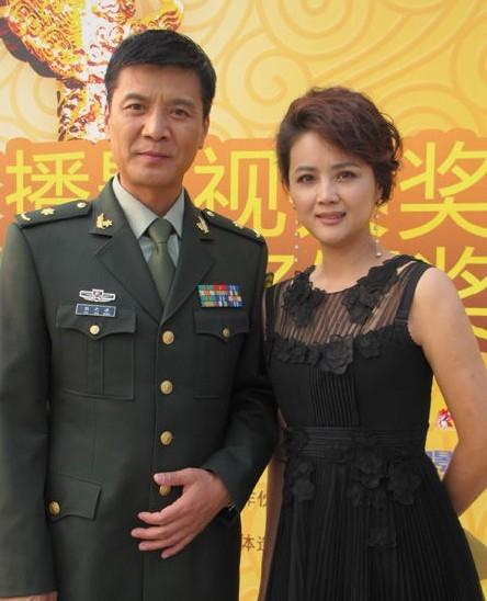 14岁演戏用40年成戏骨,二婚娶古装美女茹萍,一家四口皆演员!