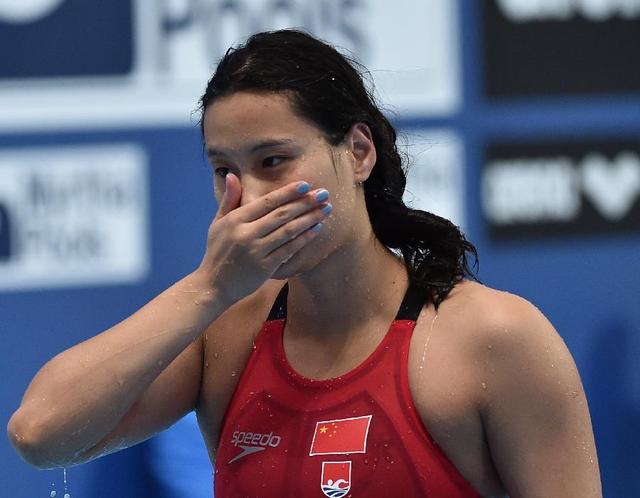 傅园慧说穿紧身泳衣什么都勒平了,但她的队友陆滢穿泳衣也波涛汹涌,真