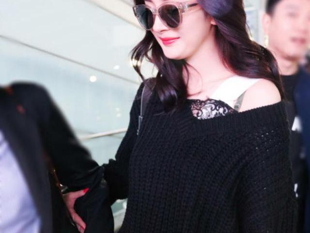 杨幂机场黑毛衣露香肩,老公不理只能亲密露助