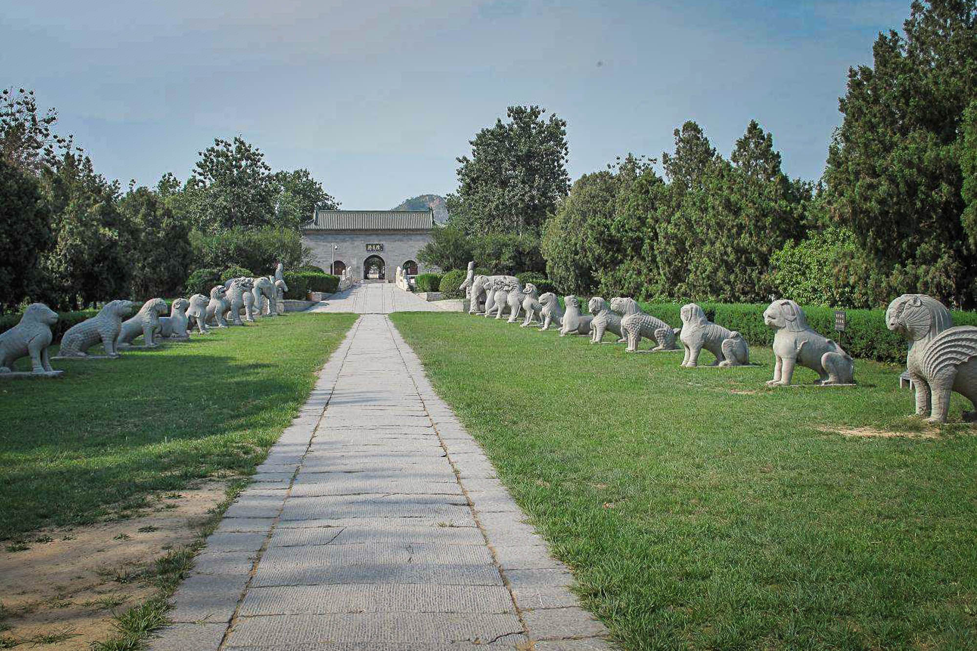 目前开放地宫参观的是蜀僖王墓和蜀昭王墓.