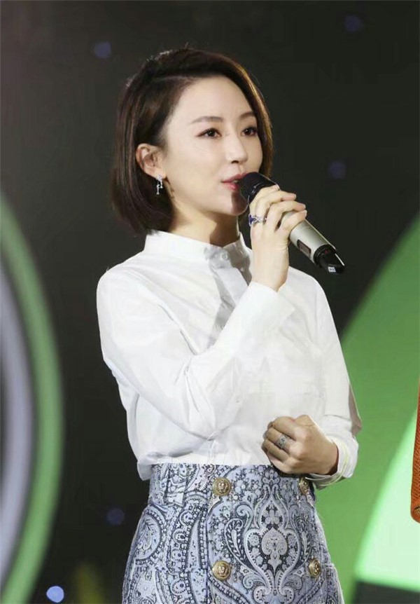 潘晓婷昨天握话筒上演熟女诱惑 今天说:婷在春天里