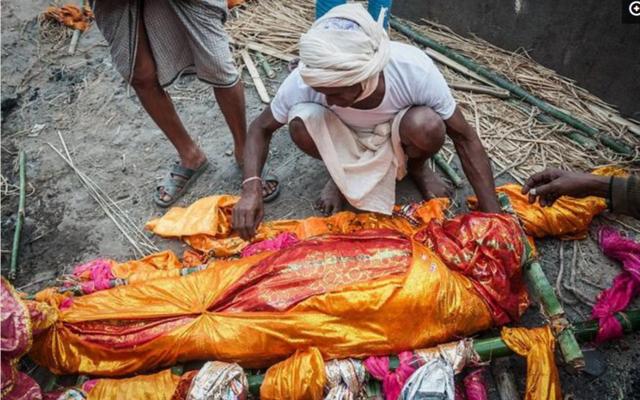 印度最大的露天火葬场,3000年来生生不息!