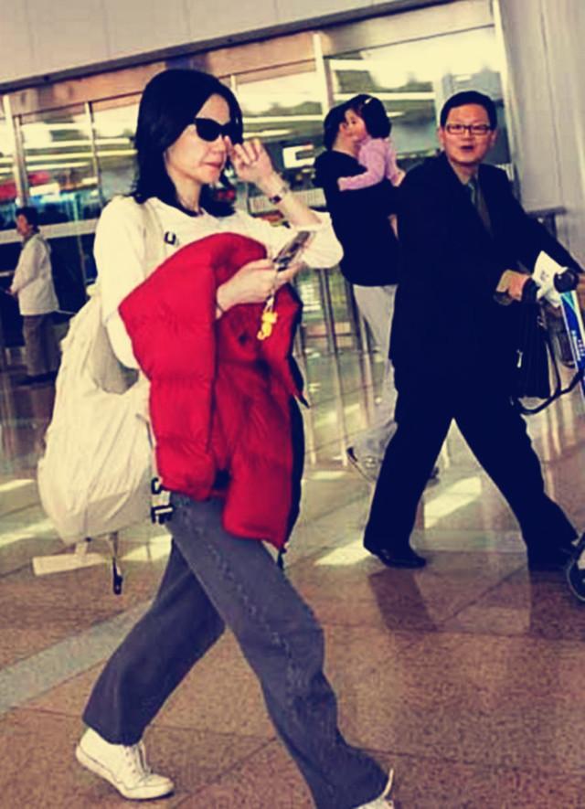 (没有得到证实传闻)王菲好像坐不住了,媒体曝光了王菲几张在机场独自