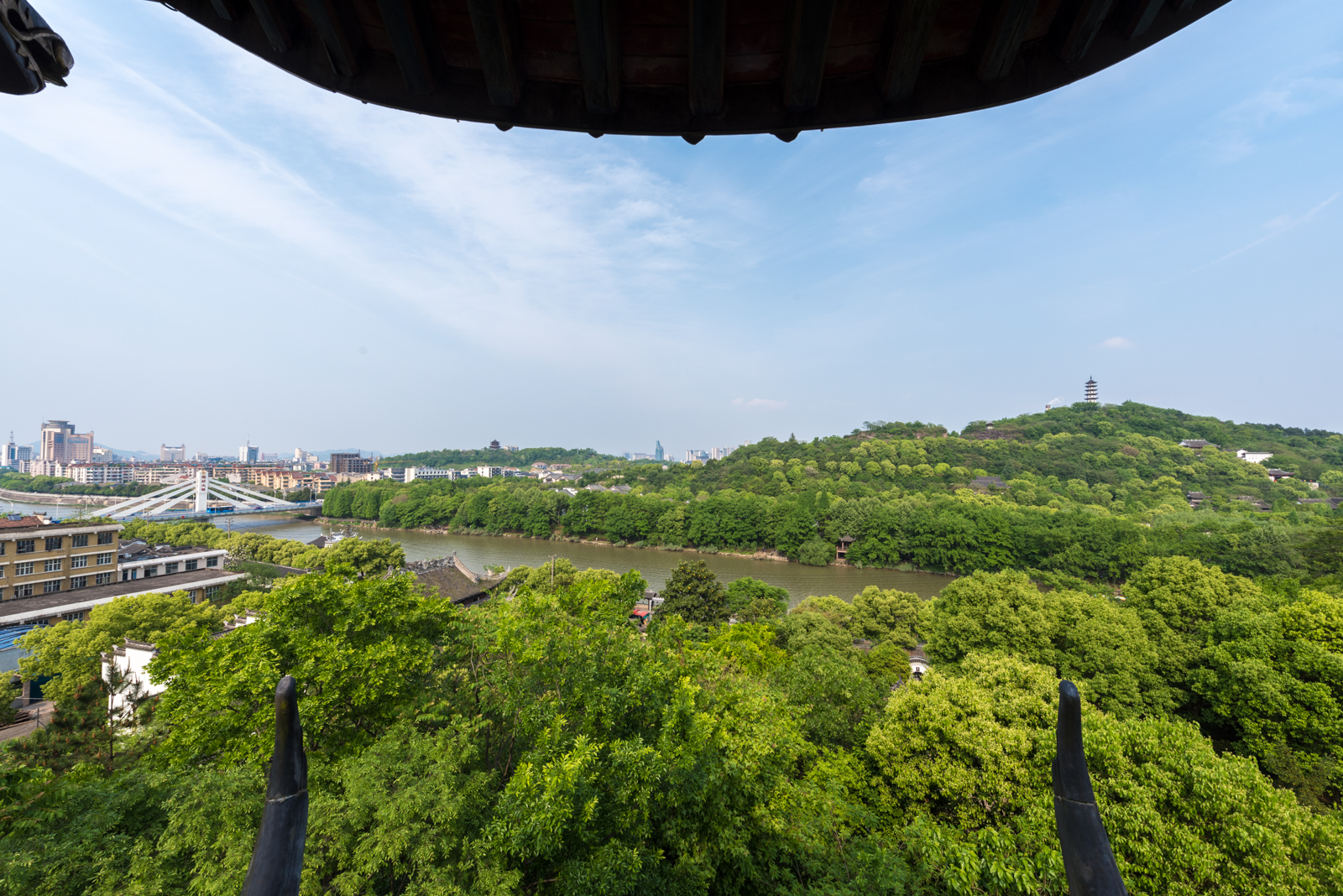 登上苎萝山的小阁楼,四周一片郁郁葱葱,江南春光明媚,蕴藏着无限生机.