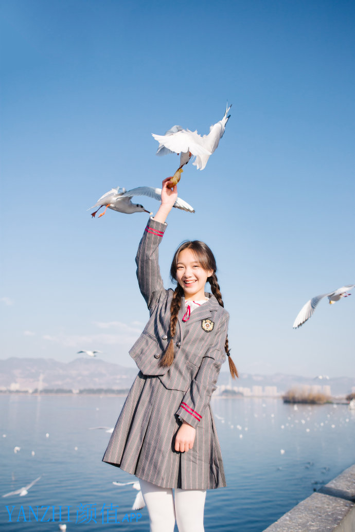 颜值点评 | 云艺美少女校花,天真烂漫与海鸥嬉戏写真!