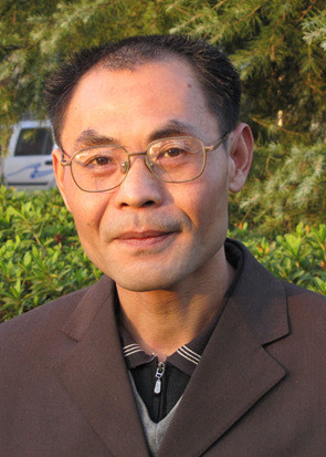 南昌西站:晚上露宿站前广场上的旅客,是你是耻辱