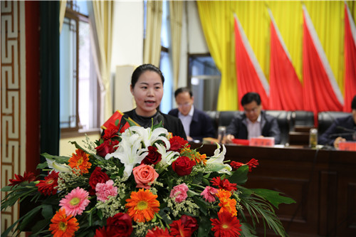 淡泊名利,甘于奉献"的劳模精神,激励和鼓舞潢川县人民以先进模范人物