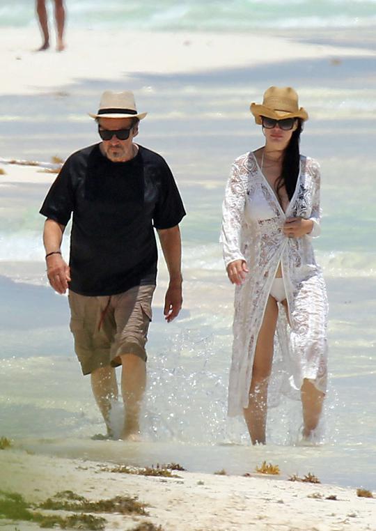 阿尔·帕西诺和女友卢西拉·索拉在墨西哥过77岁的生日