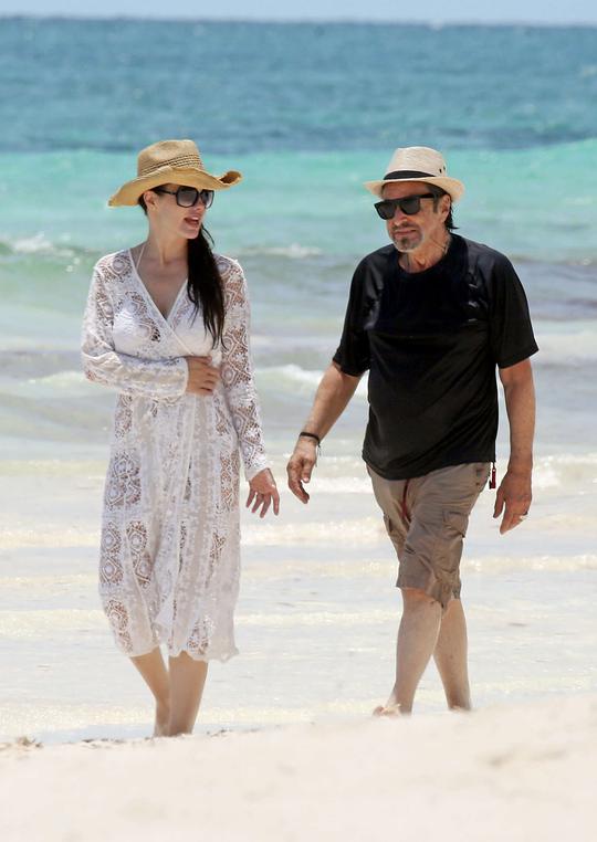 阿尔·帕西诺和女友卢西拉·索拉在墨西哥过77岁的生日