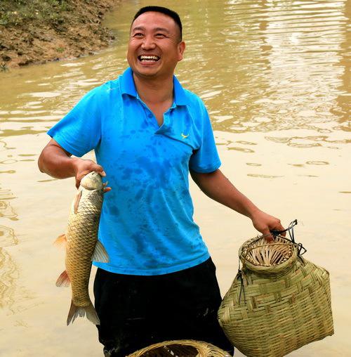 佛山西樵捕鱼节开渔,游客争当"泥猴子"与"渔夫"
