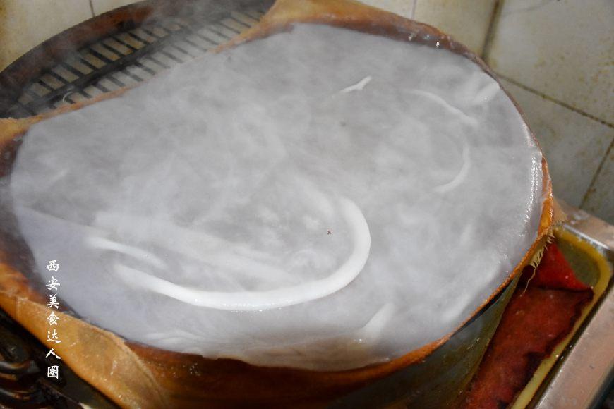 把米浆倒在蒸笼上,期间聊天中店家说他们是汉中城固的,热米皮和菜豆腐