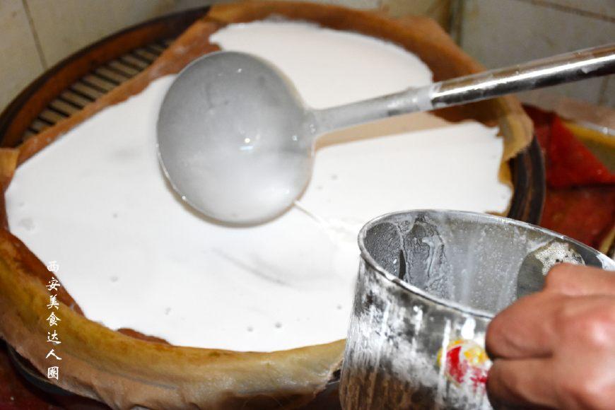 店家把米浆倒在蒸笼上,期间聊天中店家说他们是汉中城固的,热米皮和菜