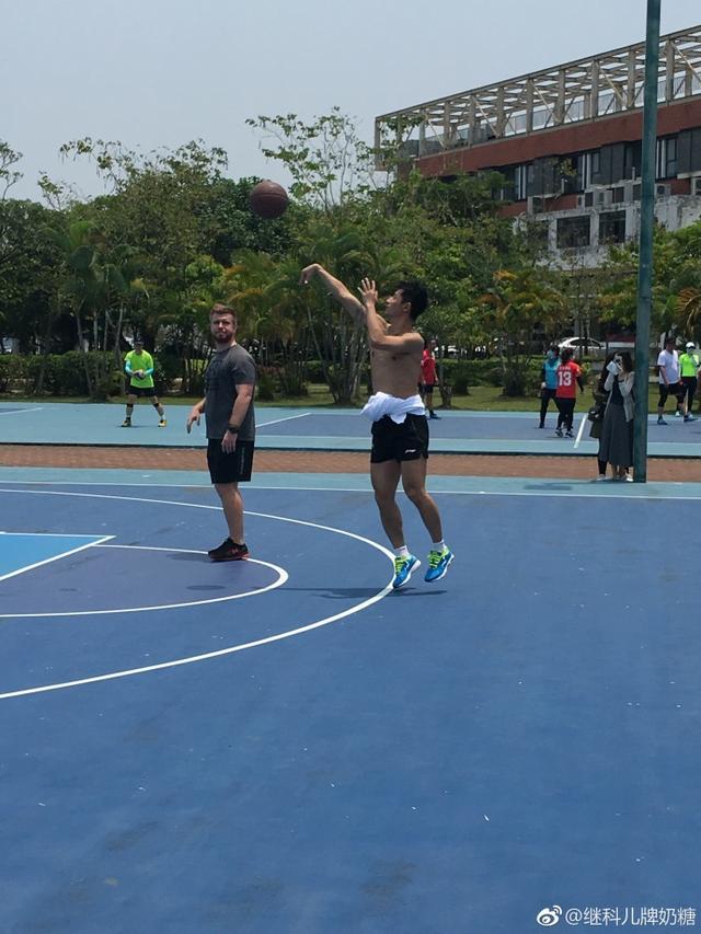 张继科赤膊打篮球引爆网络,让少女粉丝疯狂