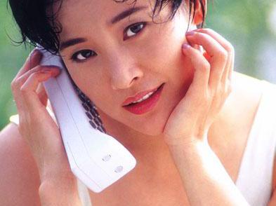 19岁成最年轻影后,三夺金马奖,嫁老外弃养女受争议