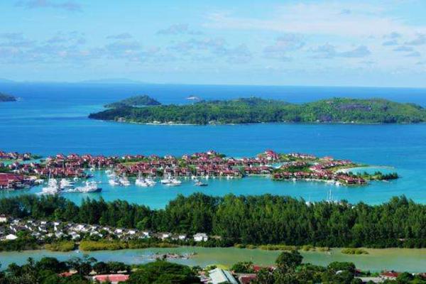 塞舌尔国土面积只有451平方公里,全国人口只有约9.29万人.