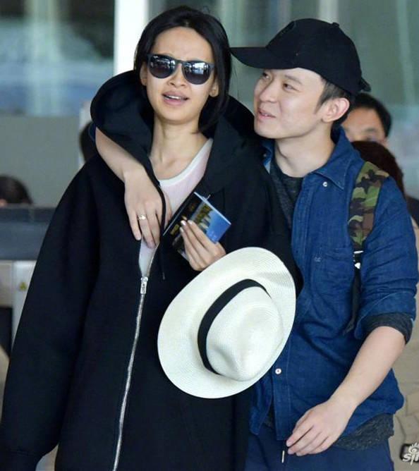 今年4月孙怡被曝怀孕,和董子健现身机场,一直穿着宽松,纯素颜的她稍显