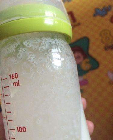 冲奶粉时出现颗粒挂壁和泡沫还能给宝宝喝吗