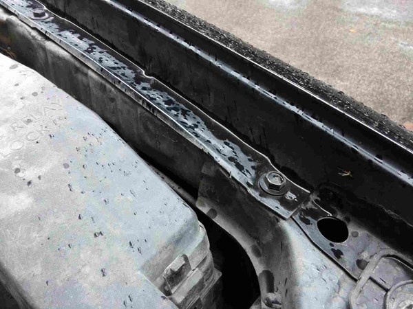 两侧翼子板都有明显拆卸的痕迹