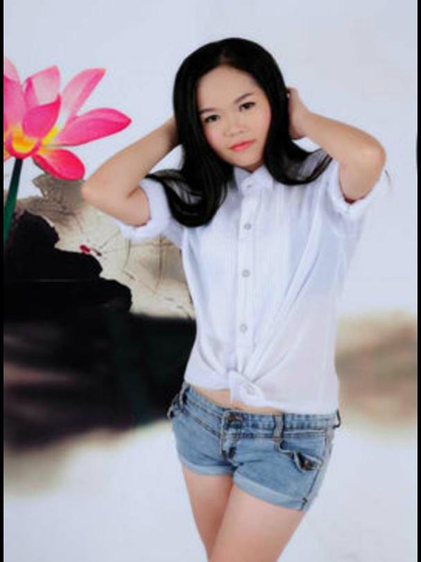 16岁中学毕业后,符钰晶经过激烈的竞争,最终进入第十期无线电视艺员