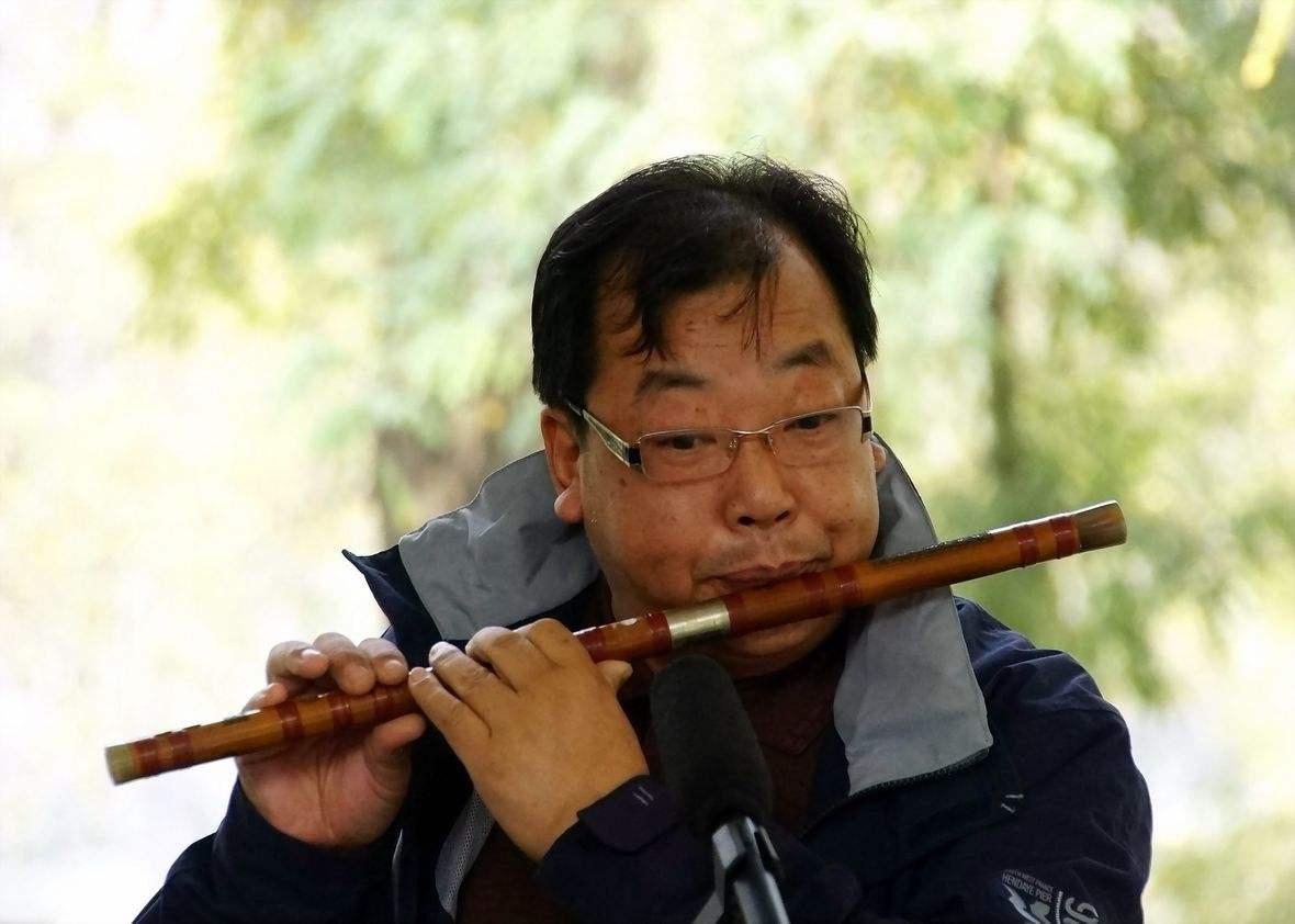 在我国,很早以前笛子就流传了,直到现在群众都很喜爱它.