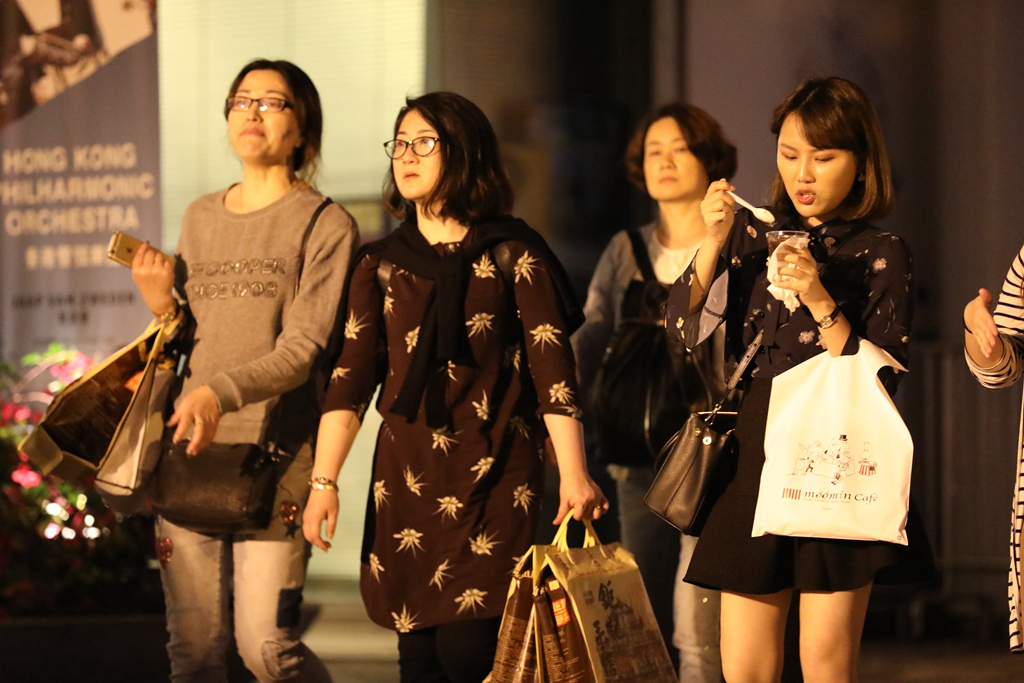 街拍香港夜晚尖沙咀码头那些停留或行走的人群