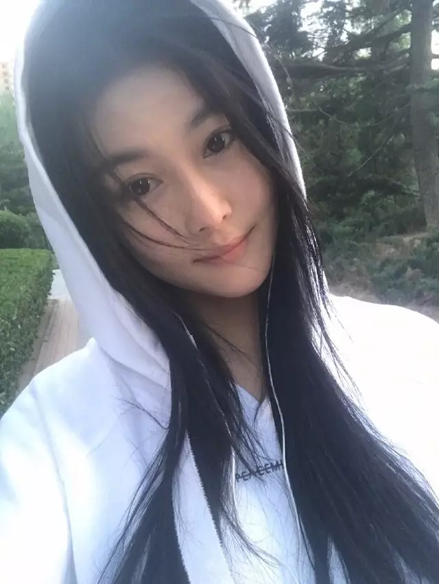 张馨予发素颜照后范冰冰跟上,在较劲?但冰冰完胜!