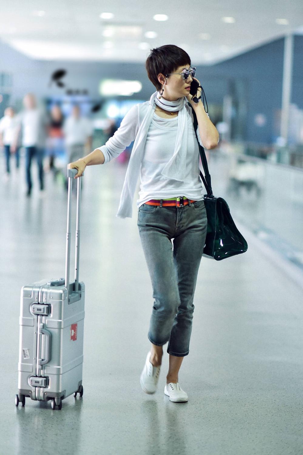 好久不见的马伊琍一身大气优雅, 独拿行李不见文章?