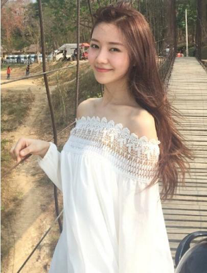 出道之前凭借一张举牌照红遍网络