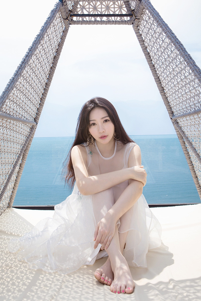 柳岩最新薄纱透视裙性感写真