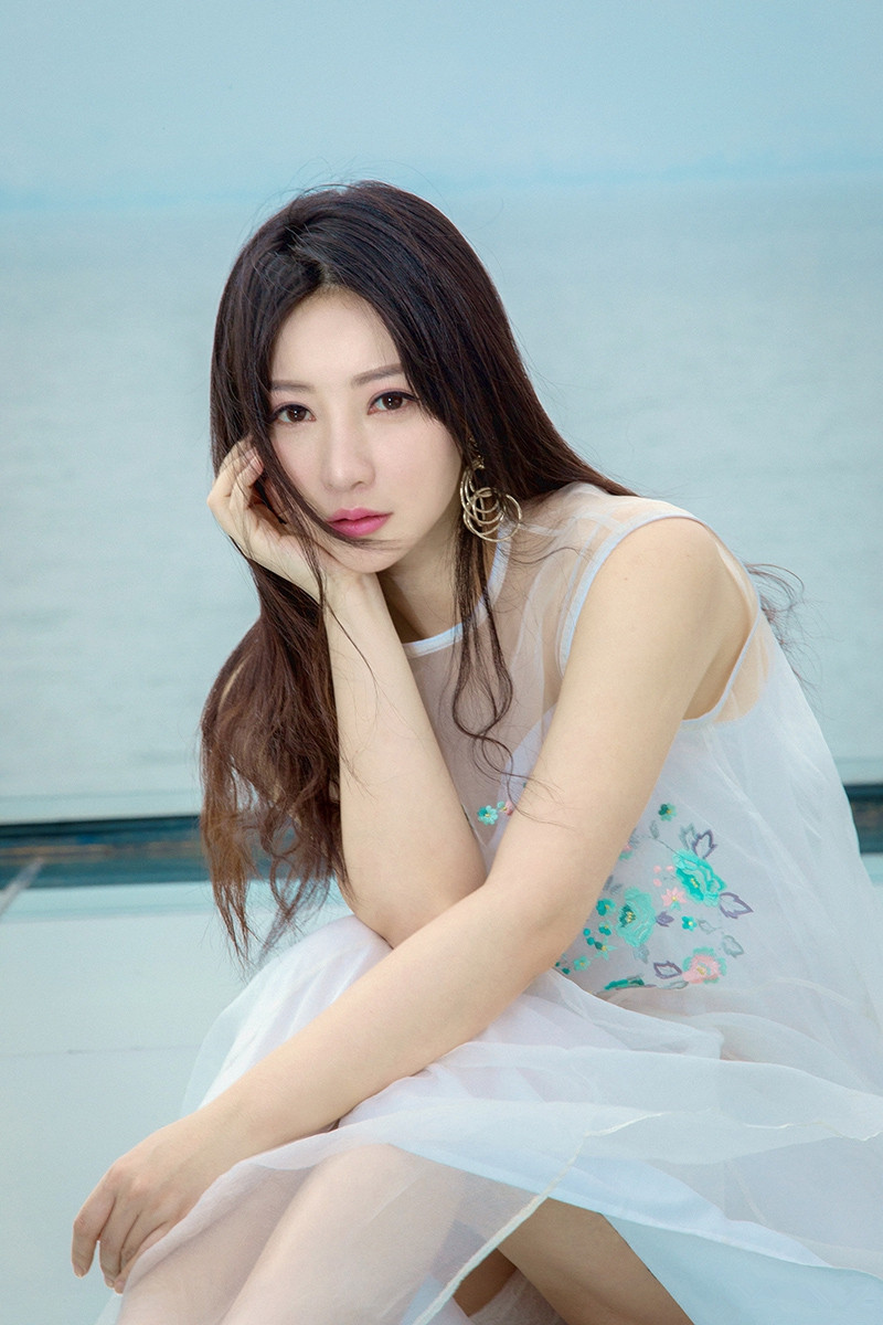 柳岩最新薄纱透视裙性感写真