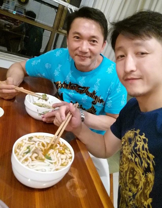 邹市明饭量超邹兆龙一倍,金牌拳王:为了卫冕战拼了