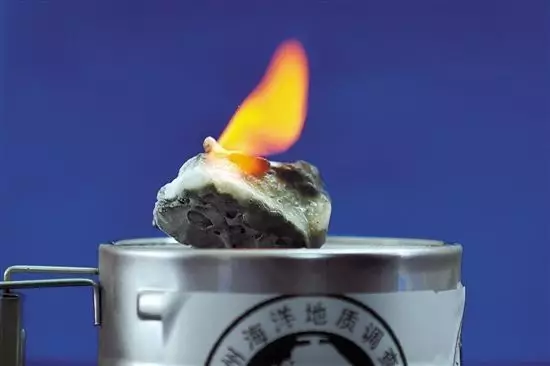 简单说,可燃冰是一种能源,最明显的特点就是污染小,能量高.