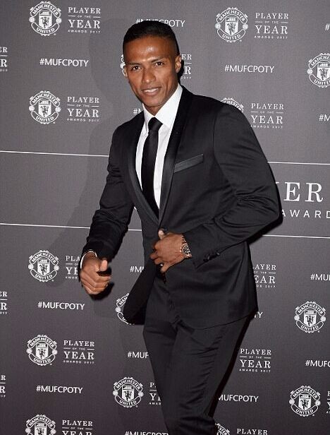 曼联年度颁奖:埃指导当选最佳 博格巴抢爆镜鲁尼落寞