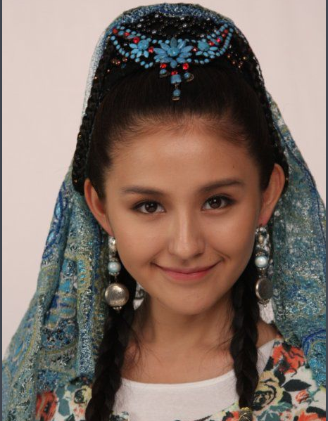 还记得《甄嬛传》里的宁嫔吗?如今她的脸僵成这样了