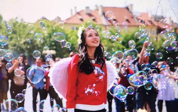 外型甜美,她的四周被五彩的气泡盘绕,美成一道景色,与布拉格这座梦境