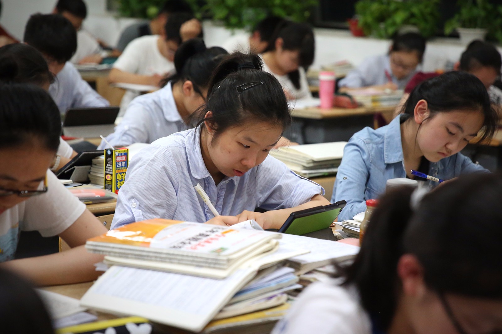 一年一度的高考即将到来.合肥八中高三年级部,一片"临战"前的气氛.