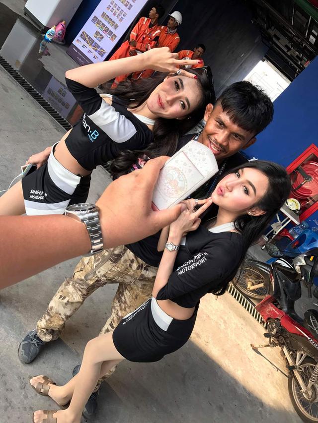 泰拳王播求遭性感车模包围,三战武僧一龙了断恩怨