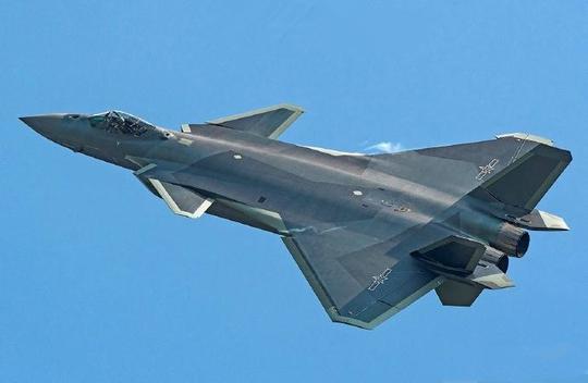 中国歼20战斗机将要量产美国和俄罗斯却产生不同看法